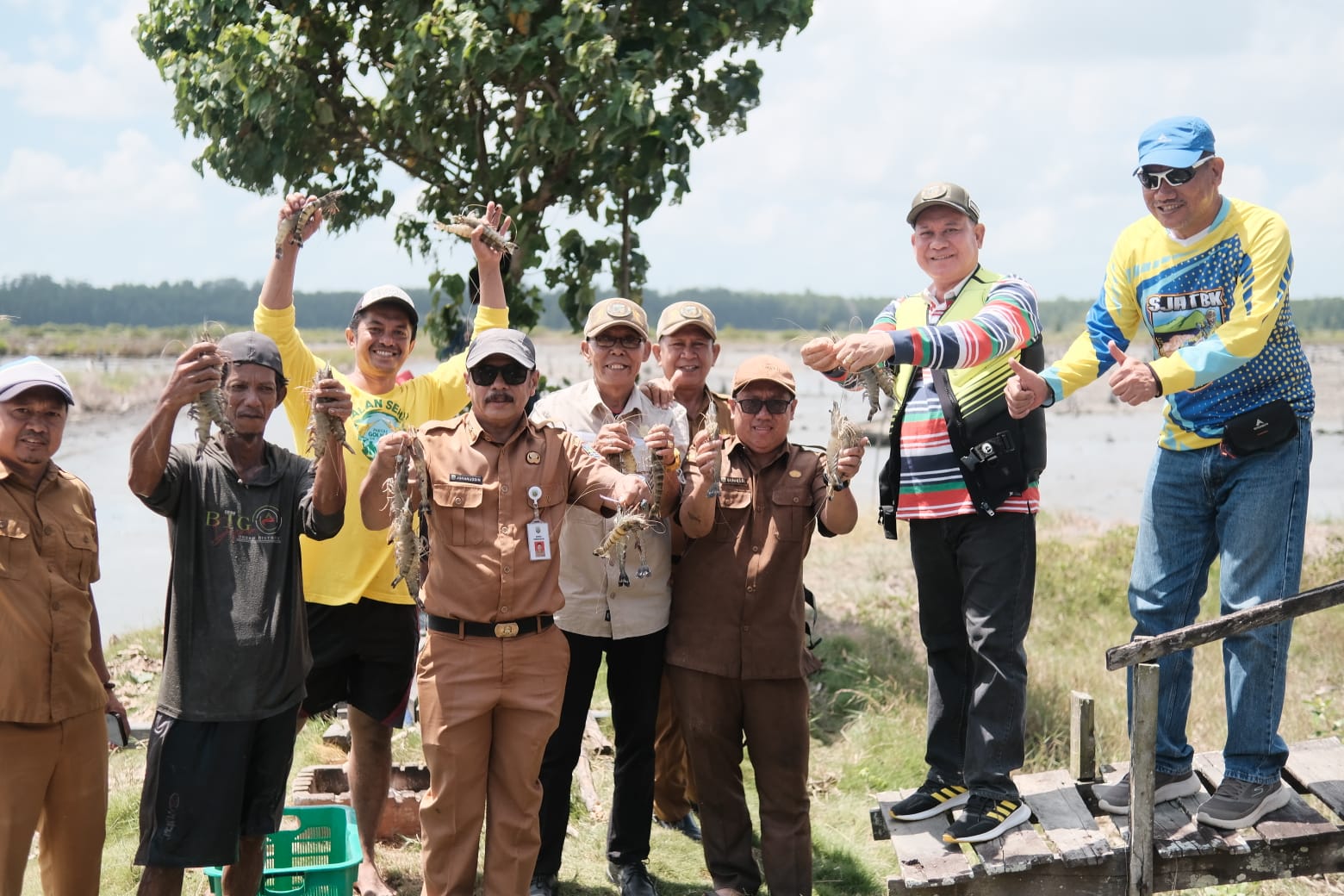 Bupati Kotabaru Hadiri Panen Undang dan Ikan Bandeng Tambak warga desa karang sari indah