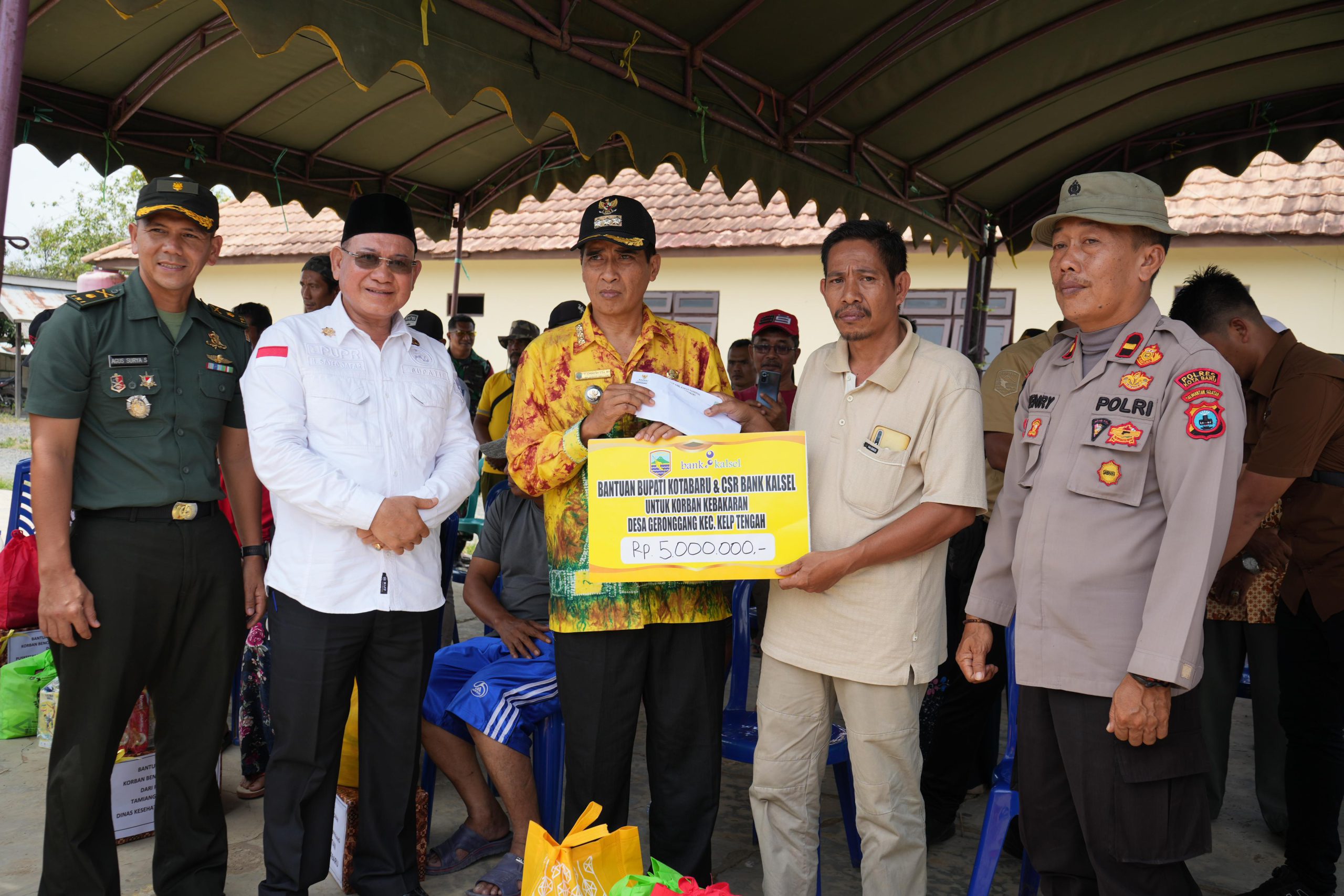 Bupati Kotabaru Meninjau Serta Menyerahkan Bantuan Untuk Korban Kebakaran di Desa Geronggang